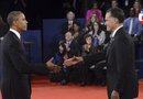El presidente y candidato demócrata, Barack Obama (i), estrecha la mano del candidato republicano, Mitt Romney (d), tras el segundo debate presidencial.