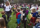 Según la ADA, realizar un poco de actividad física extra en Halloween y los días siguientes podría permitir al niño ingerir algunos dulces sin necesidad de inyectarse insulina complementaria.