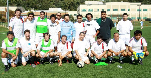 El equipo de Walter Tejada que participó en el partido de fútbol amistoso para promover el voto.