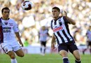 Hiram Mier (d) de Monterrey disputa el balón con Esteban Paredes (i) de Atlante en el estadio Tecnológico de la ciudad de Monterrey (México).