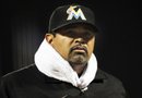 El hasta ahora manejador de los Marlins de Miami Ozzie Guillen se retira del campo durante la séptima entrada del partido de las Grandes Ligas de béisbol diputado contra los Gigantes de San Francisco el pasado 1 de mayo.