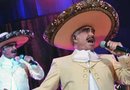 Vicente Fernández está acompañado por su esposa y aparentemente otros miembros de la familia viajaran para estar con él.