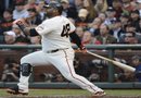 El bateador de los Gigantes de San Francisco, Pablo Sandoval, lanza contra los Tigres de Detroit durante el primer juego de la Serie Mundial contra los Tigres de Detroit
