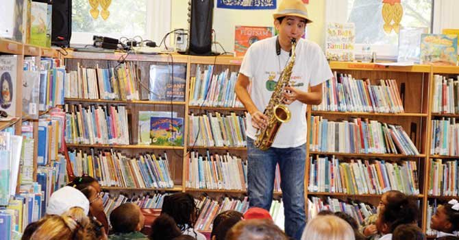 Un músico que anima el alma infantil