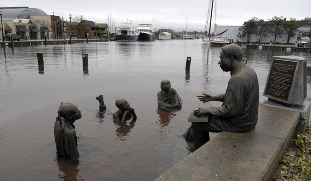 El agua alcanzó a un emblemático monumento en Annapolis, Maryland. AP