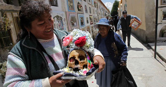 Bolivia venera a las calaveras en la fiesta de las "Ñatitas"