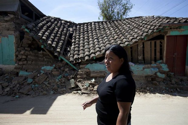 Una mujer permanece frente a una casa destruida el jueves 8 de noviembre de 2012, en el municipio de San Cristobal Cucho, en San Marcos, Guatemala.