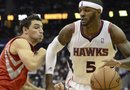El jugador de los Atlanta Hawks Josh Smith (d) lleva el balón frente a Carlos Delfino, de los Houston Rockets, en un partido el pasado 2 de noviembre.