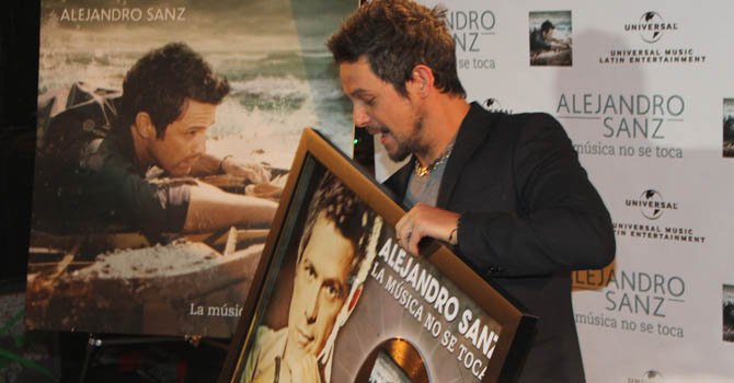 Alejandro Sanz recibe un disco de oro en Hollywood