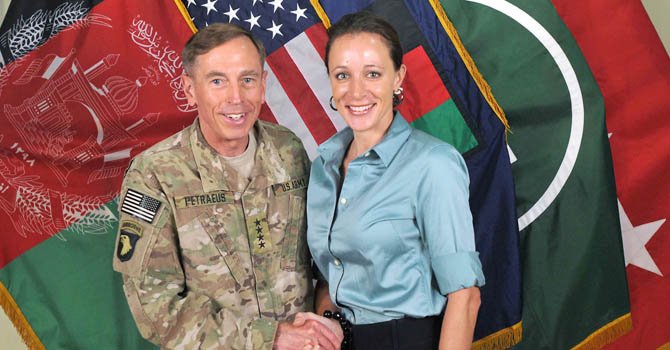 Romance de Petraeus comenzó tras llegar a la CIA