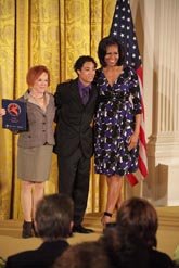 La primera dama Michelle Obama con Christian Sánchez y Rebeca Medrano del Teatro Hispano GALA en el National Arts and Humanities Youth Program Award 2012. El GALA es uno de los que concursa por los fondos de preservación.