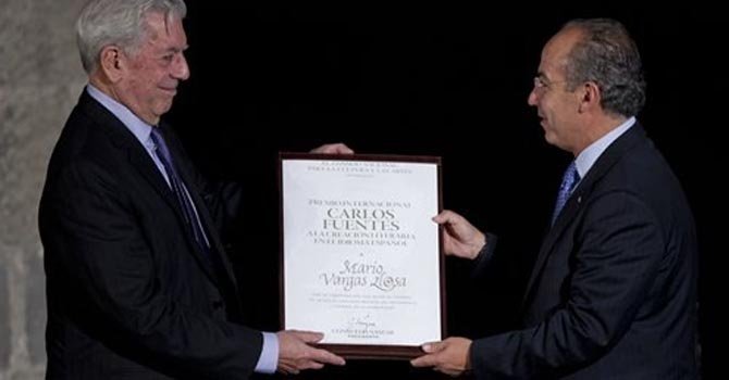 Vargas Llosa recibe el premio "Carlos Fuentes"
