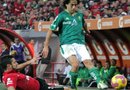 El jugador de Xolos de Tijuana Javier Gandolfi (abajo) disputa el balón con Matias Brito (d) de León durante el partido de vuelta por la semifinal del Torneo Apertura 2012 realizado en el estadio Caliente de la ciudad de Tijuana (México).