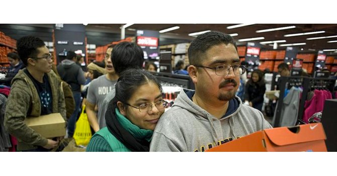 Los mexicanos cruzan la frontera para participar en el "black Friday"