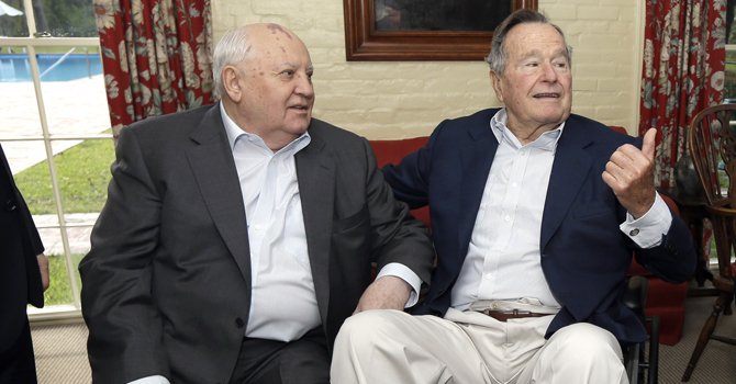 George Bush padre internado por bronquitis