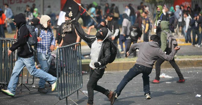 Violentas protestas por la investidura de Peña Nieto
