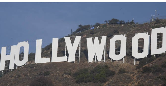 El letrero de Hollywood brilla gracias al trabajo latino