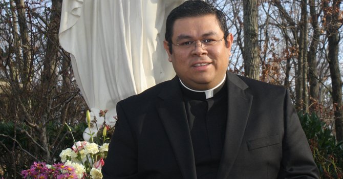 Padre salvadoreño lanza libro