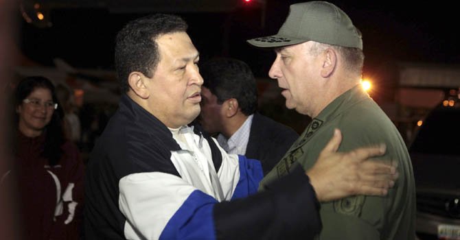 Chávez regresa a Venezuela tras tratamiento