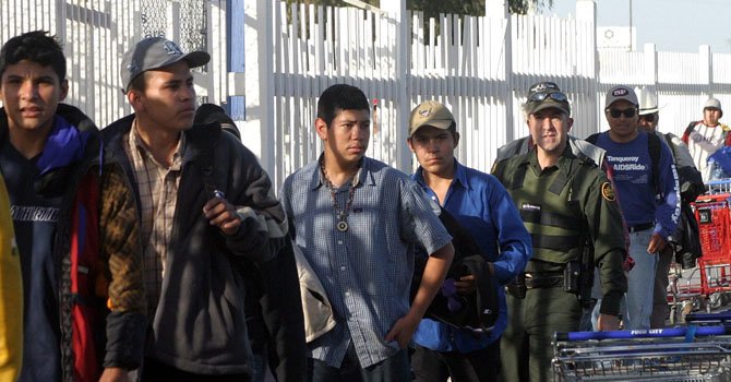 Firman documento en favor de inmigrantes en Colorado