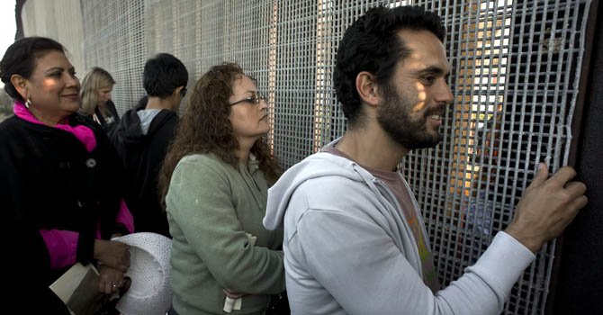 Celebran posada navideña en la frontera