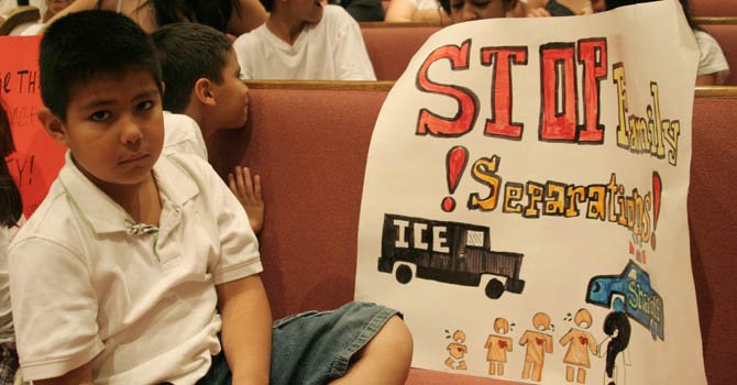 Niños piden alto a las deportaciones en Navidad