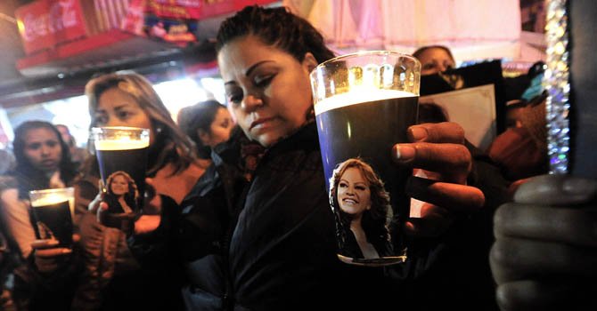 Acusan a policías de robar pertenencias de Jenni Rivera