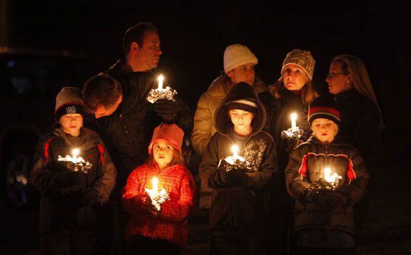 Decenas de personas participaron en vigilias para recordar a las víctimas de la masacre ocurrida el viernes 14 de diciembre en Sandy Hook Elementary School.