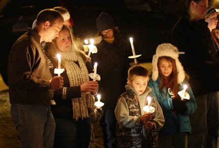 Miles lloran la muerte de los 20 niños que murieron a manos de Adam Lanza, un joven de 20 año, que abrió fuego en una escuela primaria en Connecticut.