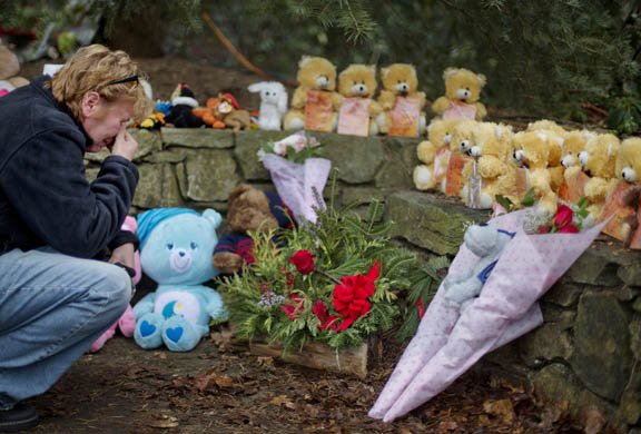 Una mujer llora ante un altar con ositos de peluche que simboliza a las 26 personas que murieron en la Sandy Hook Elementary School el 14 de diciembre.