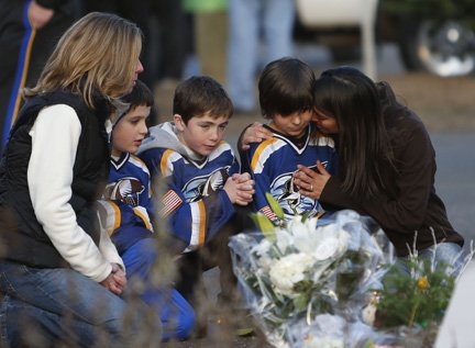 Niños y sus padres lloran la muerte de sus amigos y compañeros.