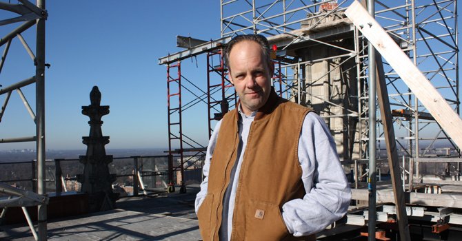 Hijo de españoles repara Catedral Nacional