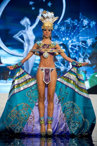 Miss Puerto Rico, Bodine Koehler, presenta al público su traje típico.