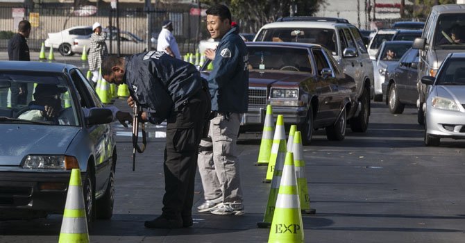 Policía de Los Ángeles canjea armas por víveres