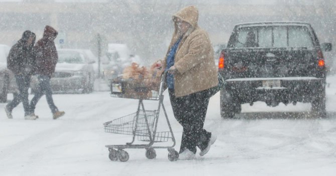 Tormenta invernal deja muertos y contratiempos