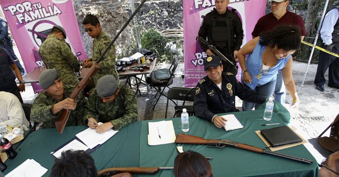 Mexicanos cambian sus armas por regalos