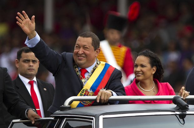 El presidente de Venezuela Hugo Chávez ganó las elecciones el 7 de octubre por cuarta vez consecutiva. El 11 de diciembre partió a Cuba para someterse a una cuarta operación por la reaparición de células cancerígenas de la cual aún se recupera. Es incierto si estará el 10 de enero para su toma de posesión.