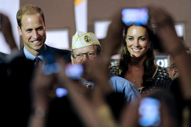 El 3 de diciembre, Kate y William anunciaron que serán padres. Kate tuvo que ser hospitalizada por nauseas y su estadía terminó en tragedia: la enfermera Jacinta Saldanha se suicidó al ser víctima de una broma radial.