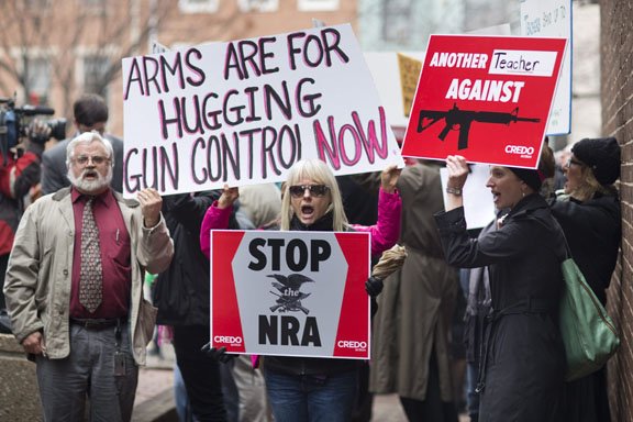 Tras la masacre del 14 de diciembre en Connecticut que dejó a 26 personas muertas, entre ellas 20 niños, miles se manifestaron en Washington por leyes contra las armas.