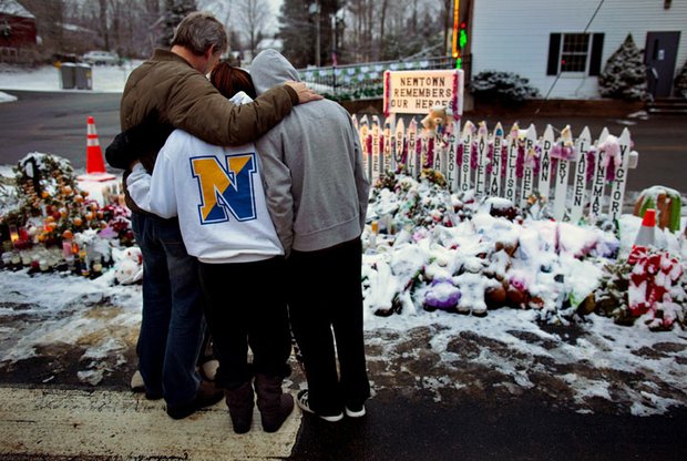 El pueblo de Newtown, Connecticut vivió estas Fiestas de duelo. Miles rindieron homenaje a las víctimas de la masacre perpetrada por Adam Lanza, de 20 años.