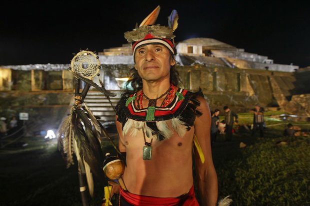 Un indígena en el parque arqueológico Tazumal, en El Salvador, el 21 de diciembre, el día que inició una era, según el calendario Maya. Expertos dicen que la fecha nada tenía que ver con el anunciado fin de los tiempos.