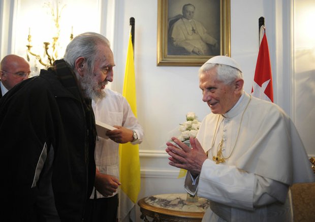 El Papa Benedicto XVI junto al ex líder cubano Fidel Castro el 25 de marzo. El Pontífice visitó Cuba después de estar en México, los primeros países de habla hispana en visitar.