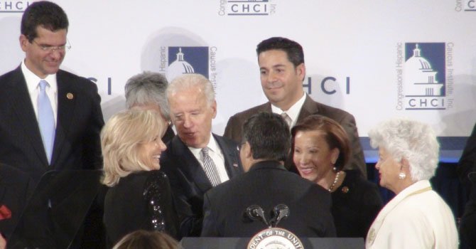 Biden apoya a congresistas hispanos en la reforma
