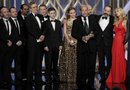 El productor ejecutivo de la serie "Homeland", Howard Gordon, junto al reparto de la serie, tras recibir el galardón como la mejor serie dramática, durante la gala de la 70 edición de los Globos de Oro.