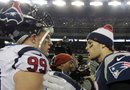J.J Watt y Tom Brady se saludan después del encuentro entre los Texans y Patriots con un marcador final de 28-41