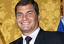 Rafael Correa lidera las intenciones de voto en una encuesta de la firma Perfiles de Opinión de diciembre pasado con el 60,6%, seguido por Lasso con 11,2%.