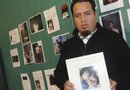 Alejandro García, muestra la foto de su hermano desaparecido desde hace 8 meses cuando intentaba llegar a Houston como indocumentado.