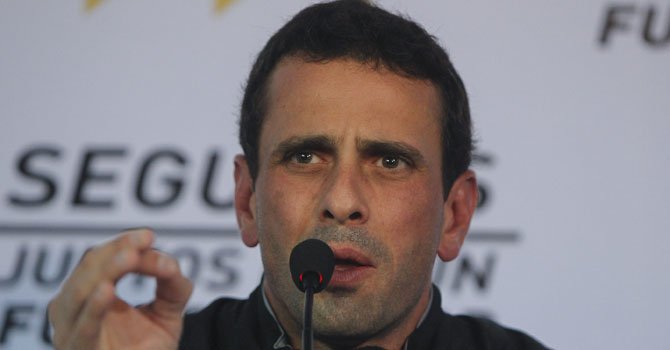 Capriles le exige a Chávez que le hable al pueblo