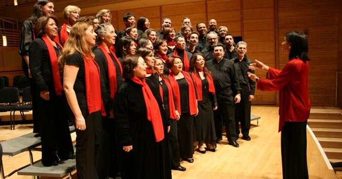 Coral Cantigas canta en fiesta inaugural