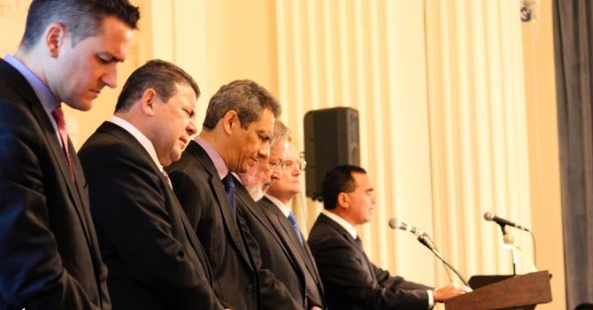Líderes salvadoreños oran en DC por la paz en su país